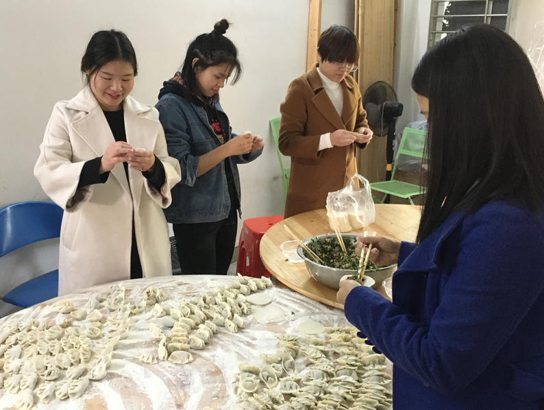 冬至包餃子 溫情暖寒冬-經(jīng)過食品金屬檢測(cè)機(jī)，更放心